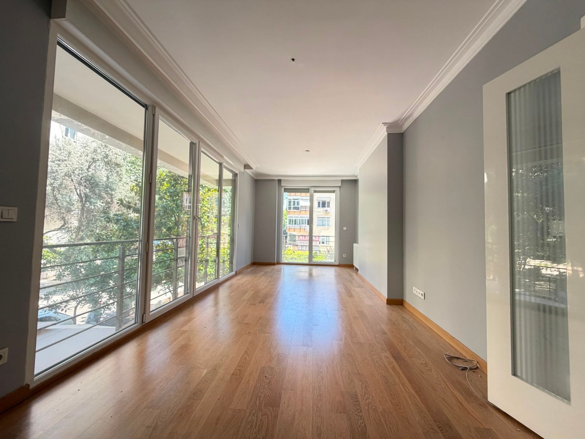 ERENKÖY DİVANIN SOKAĞINDA VARONDAN YEŞİLLİKLER İÇİNDE 3+1 130M2 - 1