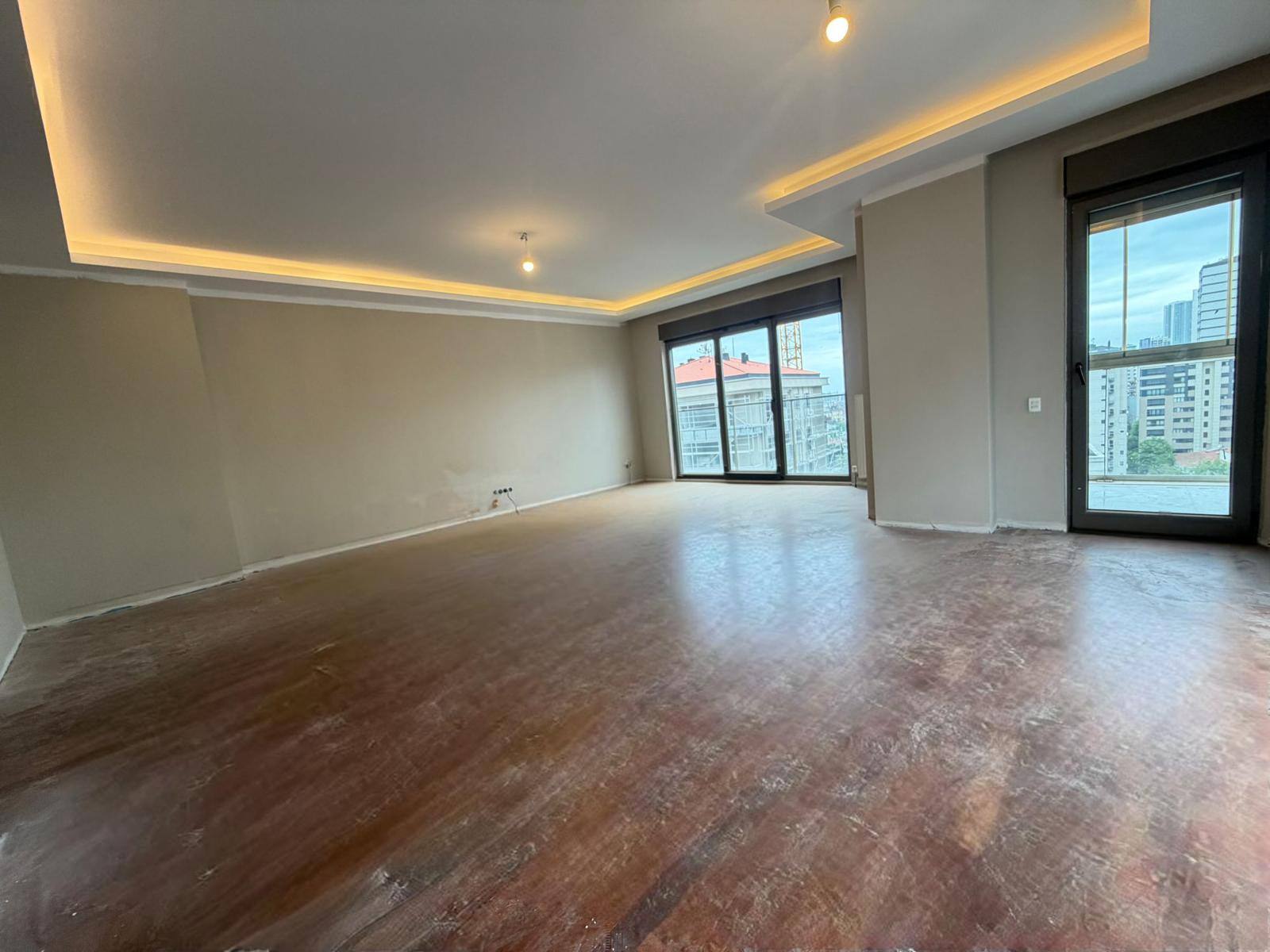 ERENKÖYDE VARONDAN BAĞDATA 4.BİNA 43M2 SALONLU BALKONLU 4+1 LÜKS