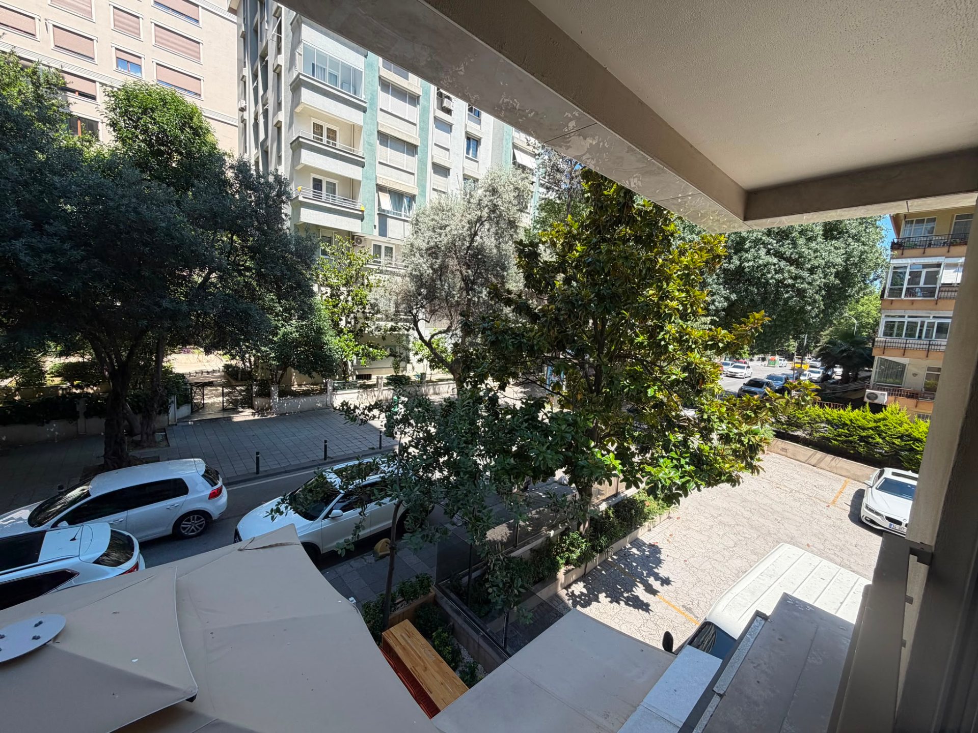 ERENKÖY DİVANIN SOKAĞINDA VARONDAN YEŞİLLİKLER İÇİNDE 3+1 130M2
